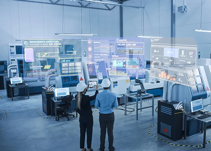 Simulación con un hombre y una mujer con casco trabajando.