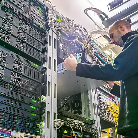 Techniker führt Diagnosen an Computerhardware durch