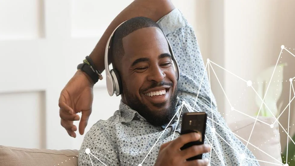 persona disfrutando de los medios en un teléfono inteligente