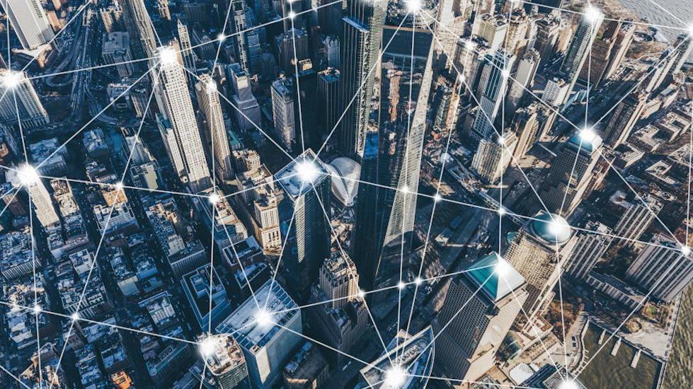 Skyline der Stadt, verbunden durch IoT