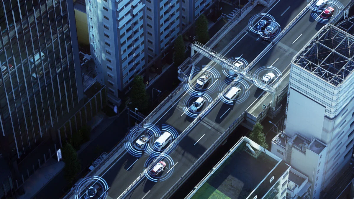 Automóviles inteligentes circulando por una carretera urbana