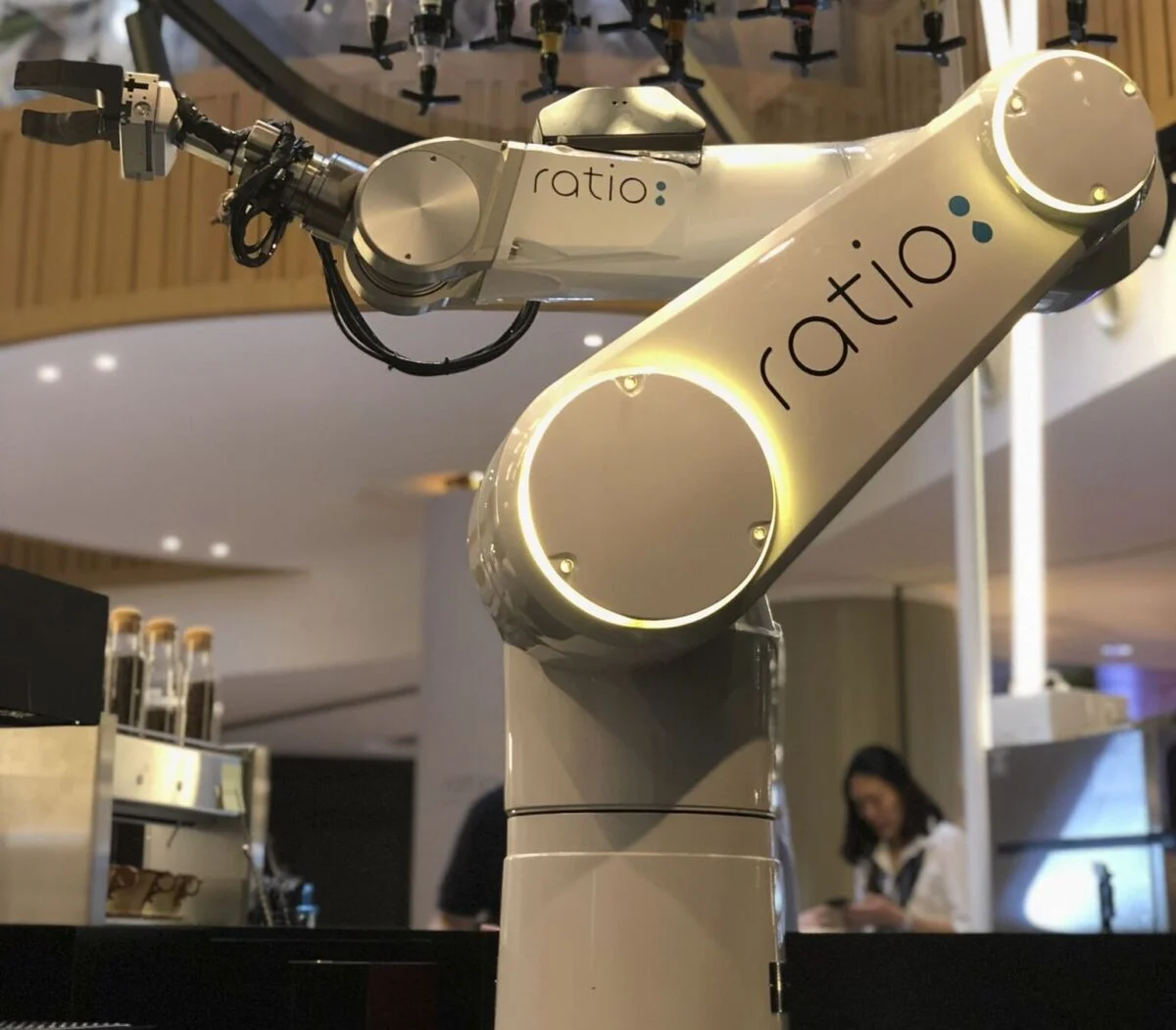 proporción un barista robótico sirve café